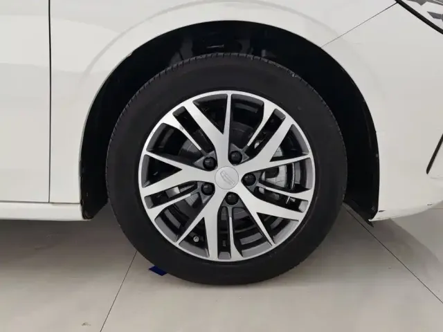 Geely Emgrand — Фото автомобиля 6