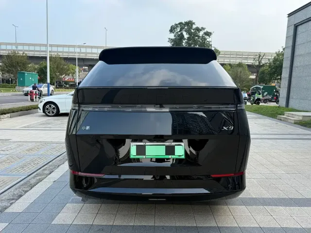 Xpeng X9 — Фото автомобиля 17