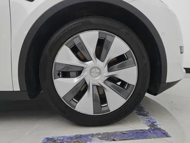 Tesla Model Y — Фото автомобиля 6
