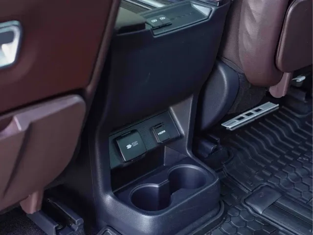 Toyota Toyota Sienna 2021 2.5L Hybrid Platinum Edition — Фото автомобиля 13