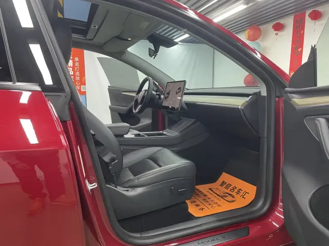 Tesla Model Y — Фото автомобиля 23