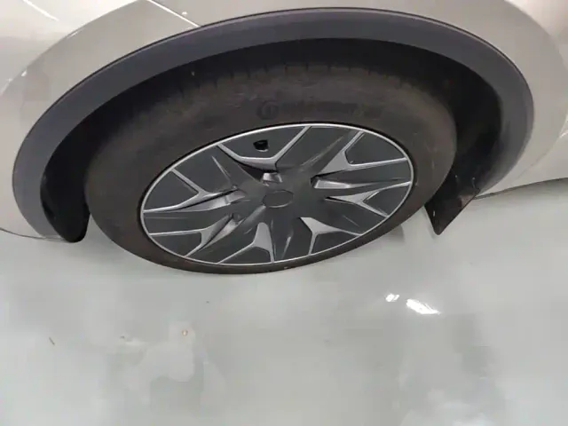 Tesla Model Y L — Фото автомобиля 24