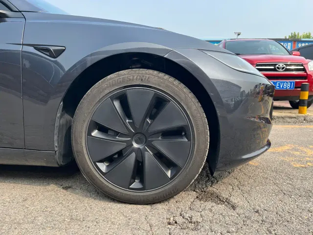 Tesla Model 3 — Фото автомобиля 23
