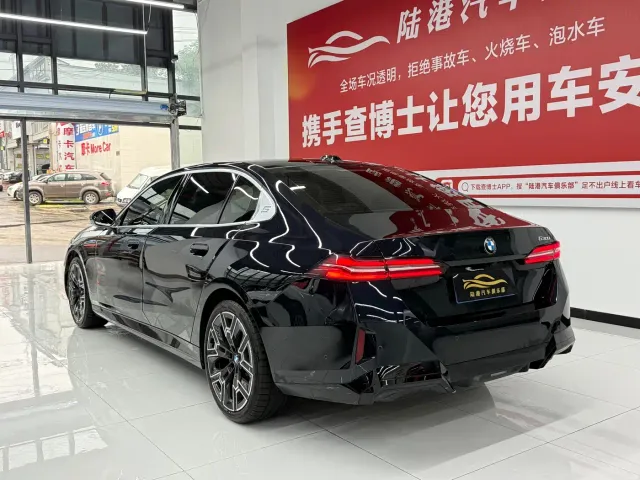 BMW 5 Series — Фото автомобиля 16