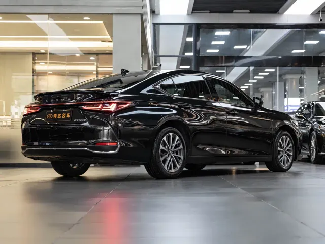 Lexus ES — Фото автомобиля 3