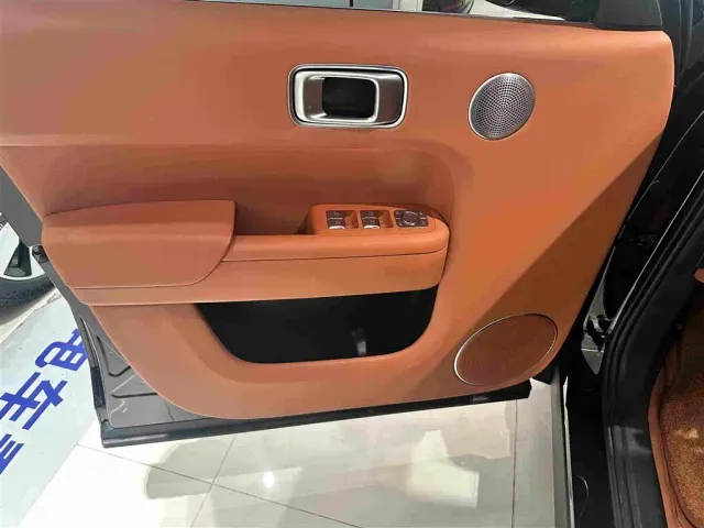 Li Auto L8 — Фото автомобиля 5