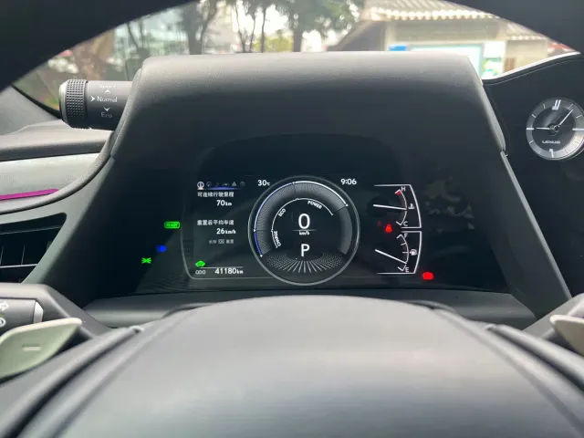 Lexus ES — Фото автомобиля 16