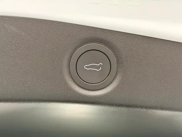 Tesla Model 3 — Фото автомобиля 13