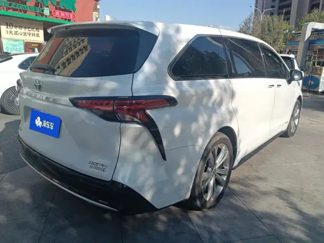 Toyota Sienna — Фото автомобиля 3
