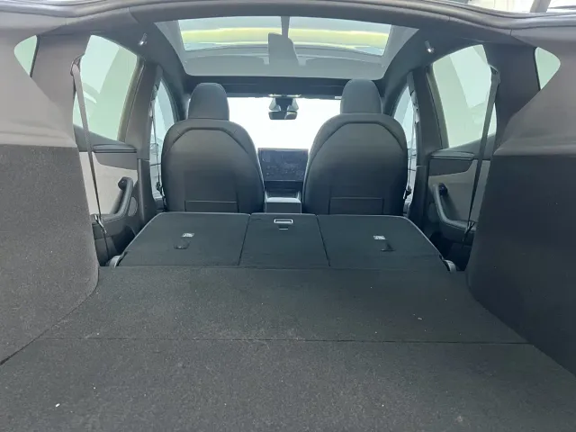 Tesla Model Y — Фото автомобиля 13