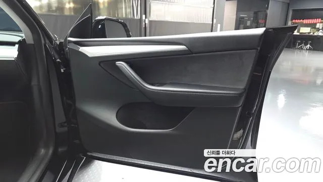 Tesla Model Y — Фото автомобиля 13