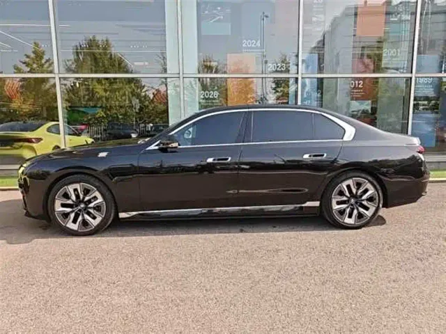 BMW i7 — Фото автомобиля 2