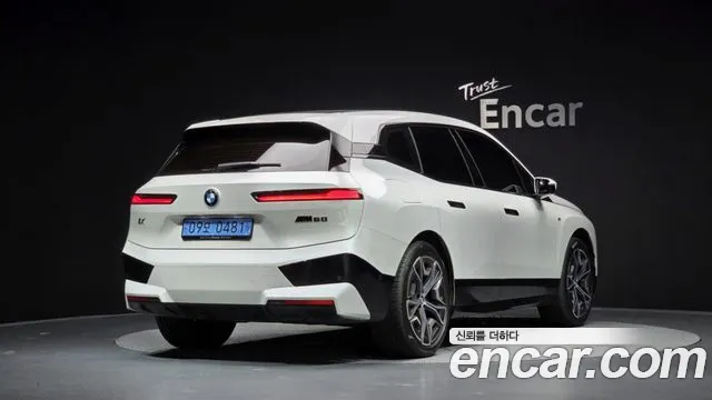 BMW iX — Фото автомобиля 2