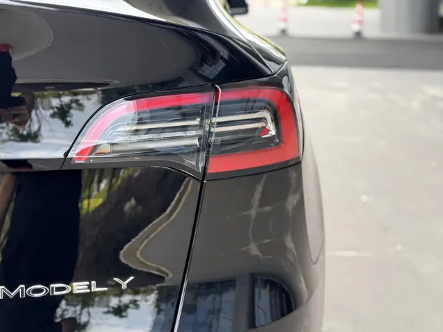 Tesla Model Y — Фото автомобиля 10
