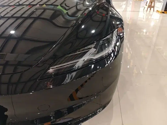 Tesla Model 3 — Фото автомобиля 23