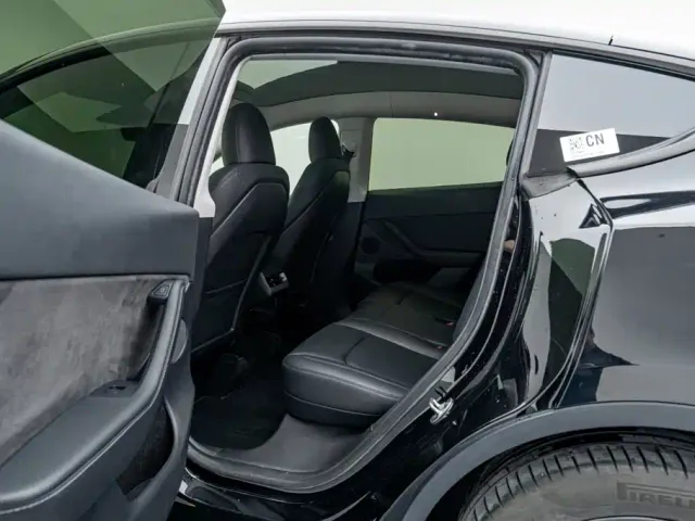 Tesla Model Y — Фото автомобиля 13