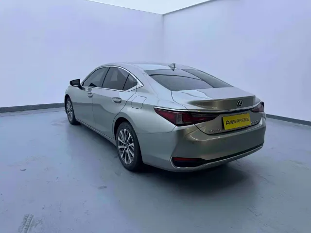 Lexus ES — Фото автомобиля 15