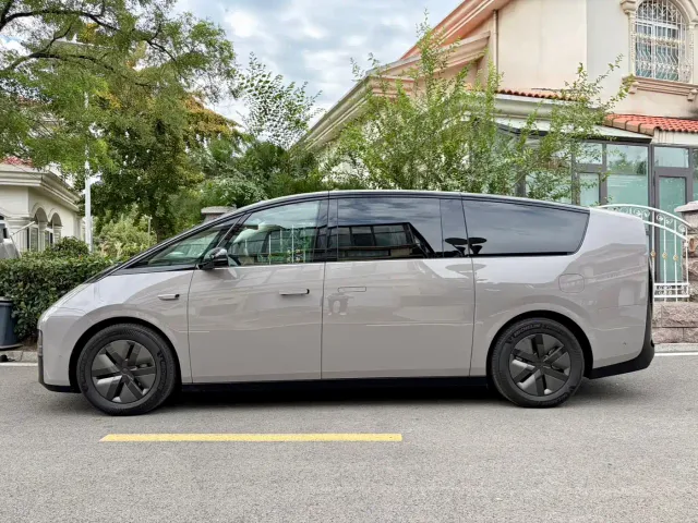 Li Auto MEGA — Фото автомобиля 3
