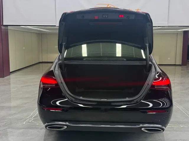 Mercedes-Benz E-Class — Фото автомобиля 27