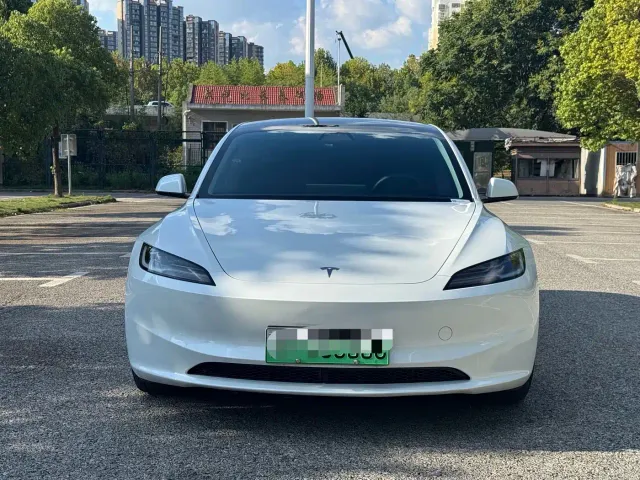Tesla Model 3 — Фото автомобиля 2