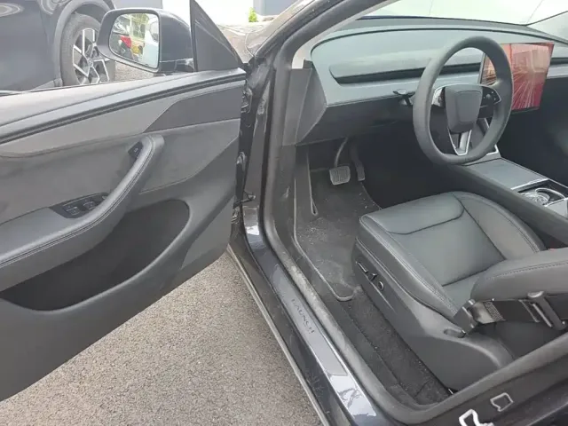 Tesla Model Y — Фото автомобиля 15