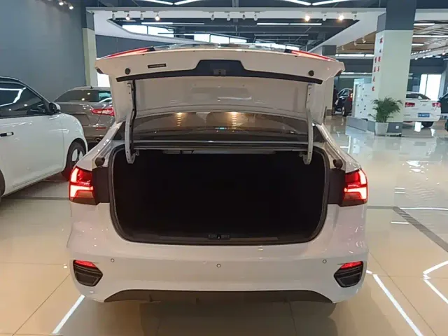 Roewe i5 — Фото автомобиля 18