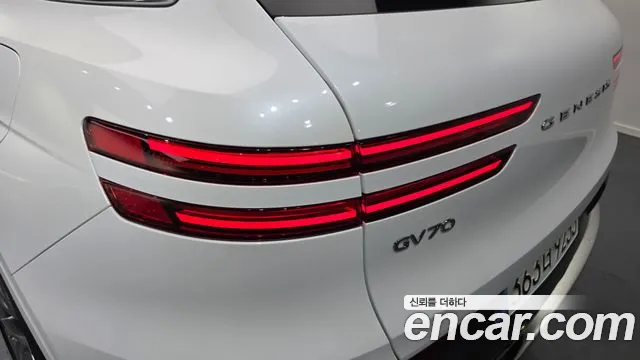 Genesis GV70 — Фото автомобиля 8