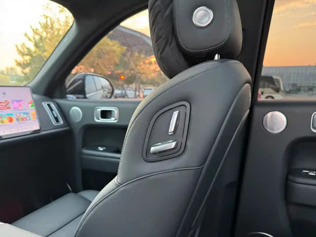 Li Auto L8 — Фото автомобиля 12