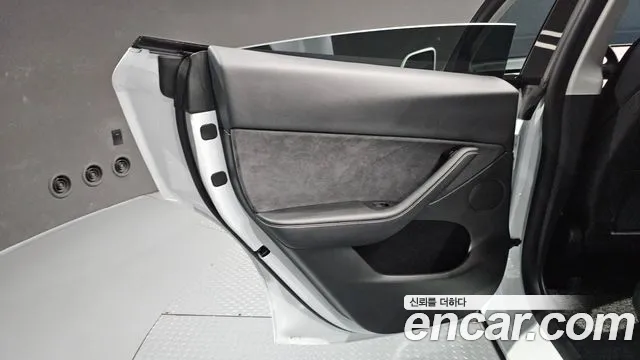 Tesla Model Y — Фото автомобиля 14