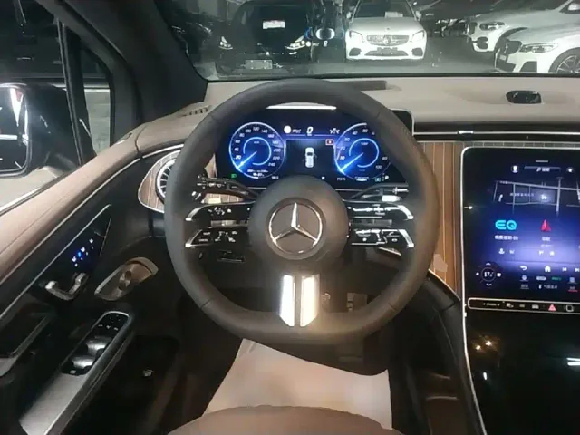 Mercedes-Benz EQE SUV — Фото автомобиля 10