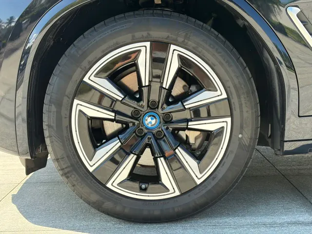 BMW iX3 — Фото автомобиля 13