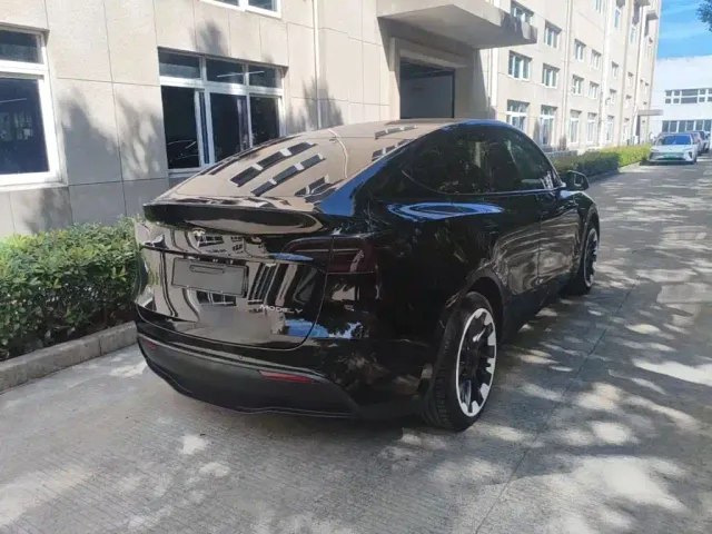 Tesla Model Y — Фото автомобиля 6