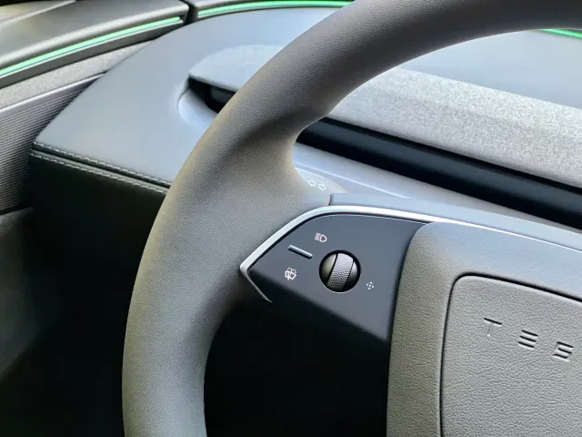Tesla Model Y L — Фото автомобиля 15
