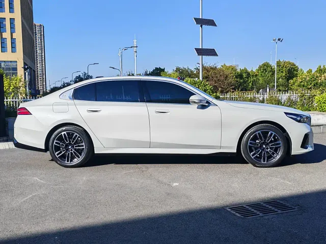 BMW 5 Series — Фото автомобиля 4