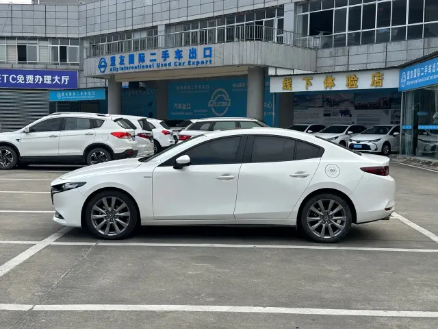 Mazda Axela — Фото автомобиля 10