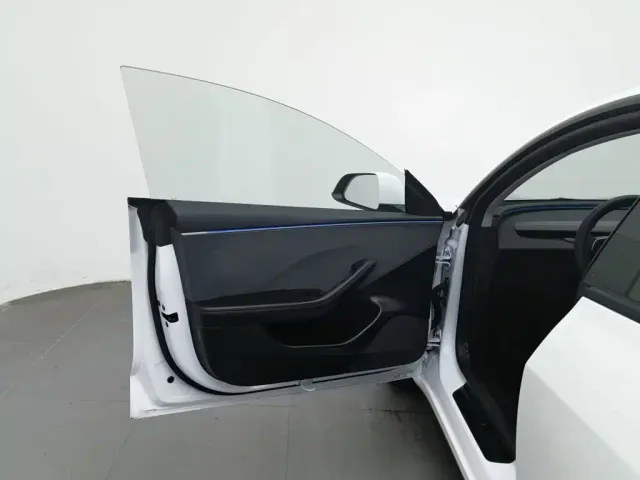 Tesla Model 3 — Фото автомобиля 8