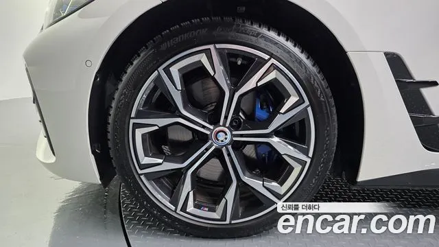 BMW i4 — Фото автомобиля 5