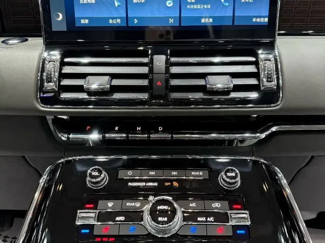 Lincoln Navigator — Фото автомобиля 2