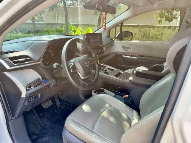 Toyota Sienna — Фото автомобиля 7