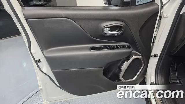 Jeep Renegade — Фото автомобиля 13