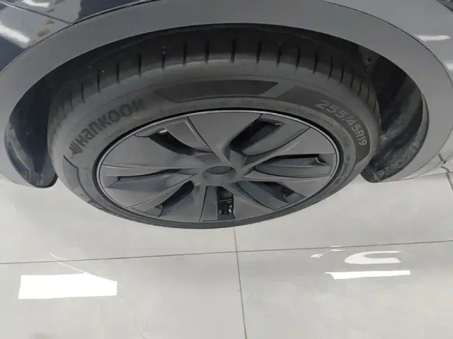 Tesla Model Y — Фото автомобиля 22