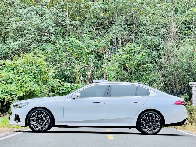 BMW 5 Series — Фото автомобиля 3