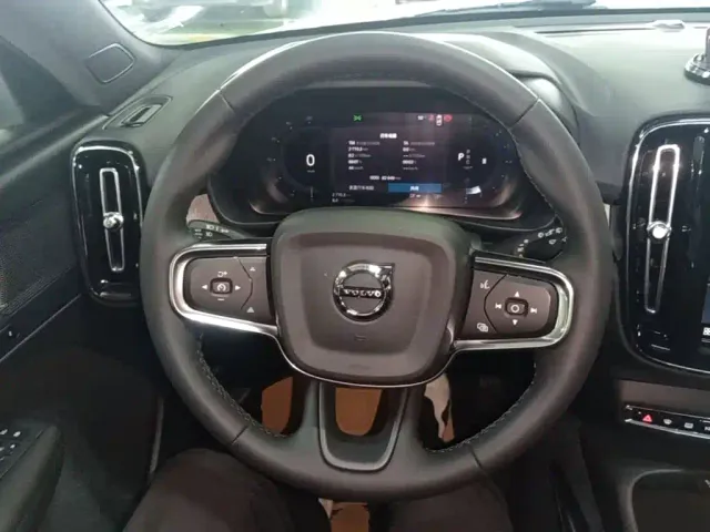 Volvo XC40 — Фото автомобиля 10