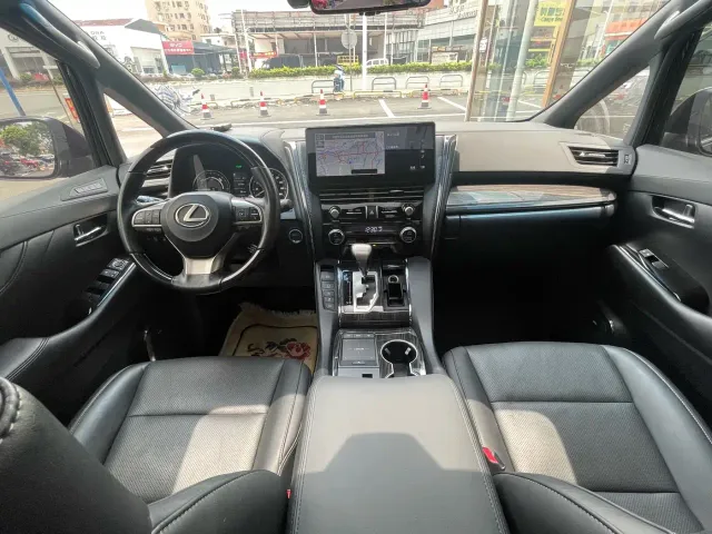 Lexus LM — Фото автомобиля 11