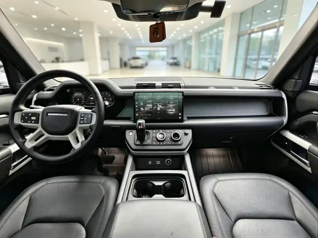 Land Rover Defender — Фото автомобиля 8