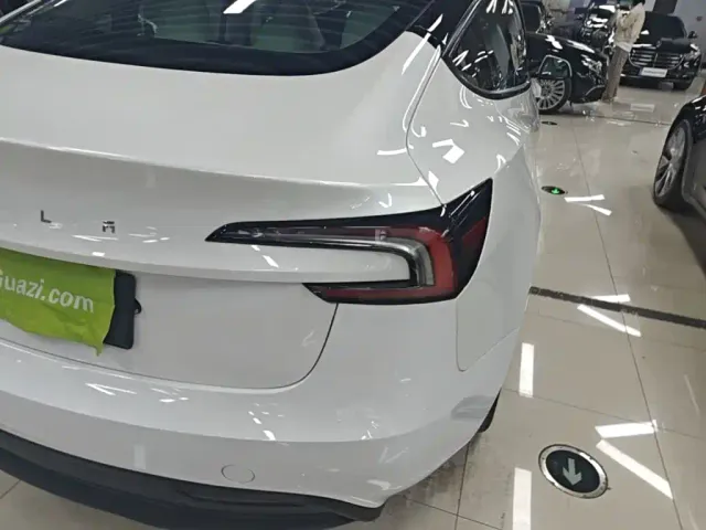 Tesla Model 3 — Фото автомобиля 7