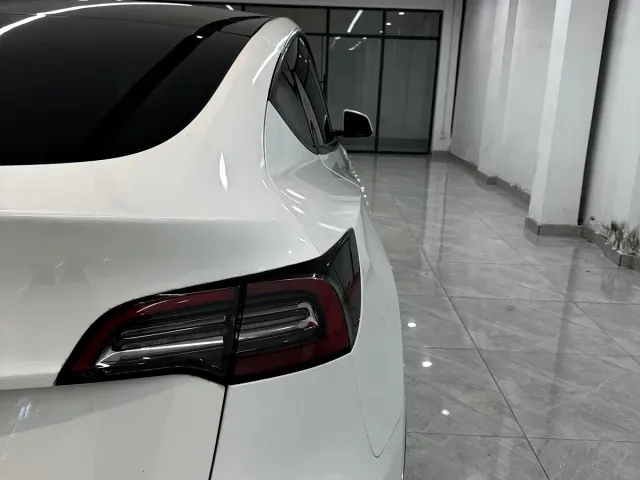 Tesla Model Y — Фото автомобиля 17
