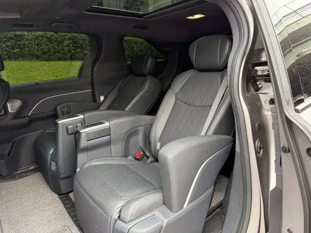 Toyota Sienna — Фото автомобиля 12