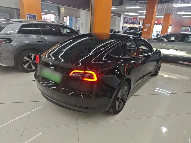 Tesla Model 3 — Фото автомобиля 6