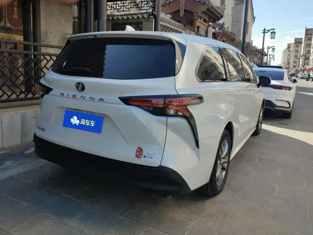Toyota Sienna — Фото автомобиля 3